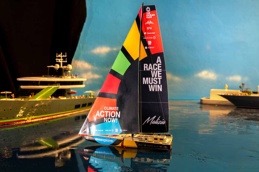 Le modèle Malizia Seaexplorer navigue devant des yachts typiques de Monaco.