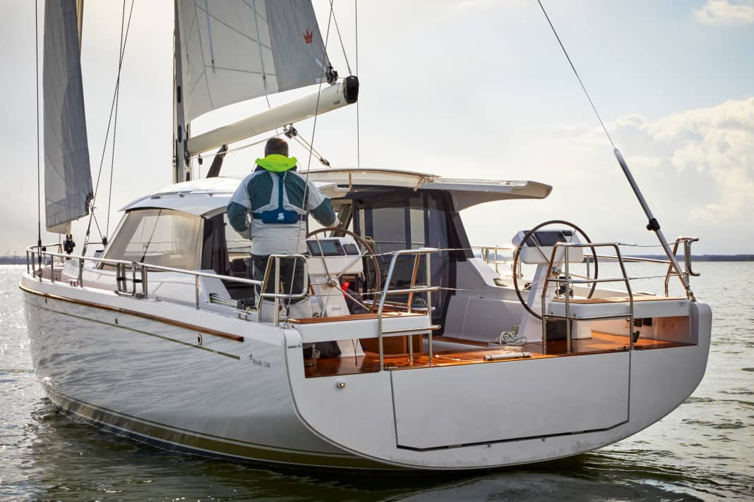 Features: Deckhouse, cockpit and saloon on one level, raised steering positions, pronounced bulwark, softchines