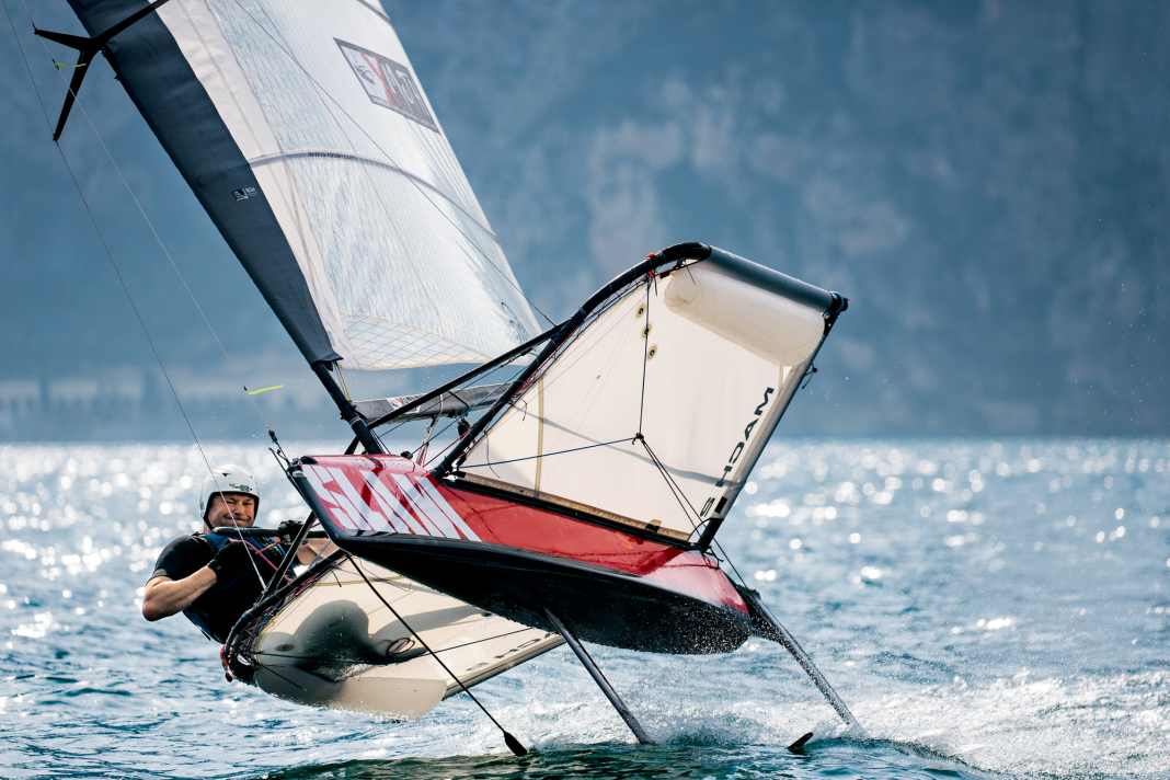 Lars Bolle durante il suo primo tentativo di volo con una falena sul lago di Garda nel 2015