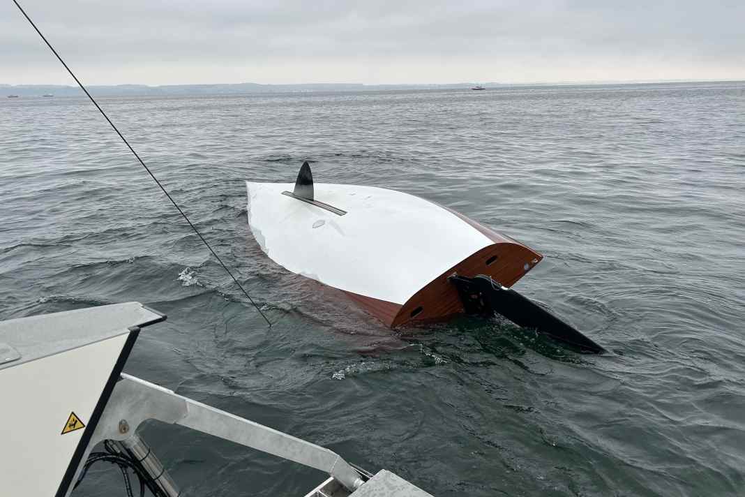 Il gommone da crociera 15 rovesciato, l'albero incastrato nel fondo