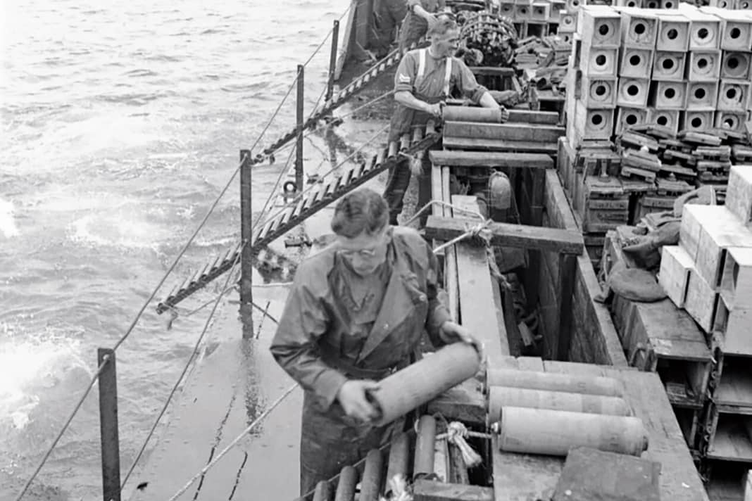 Les puissances alliées victorieuses organisent le déversement de tous les stocks de munitions dans les eaux allemandes de la mer du Nord et de la mer Baltique.