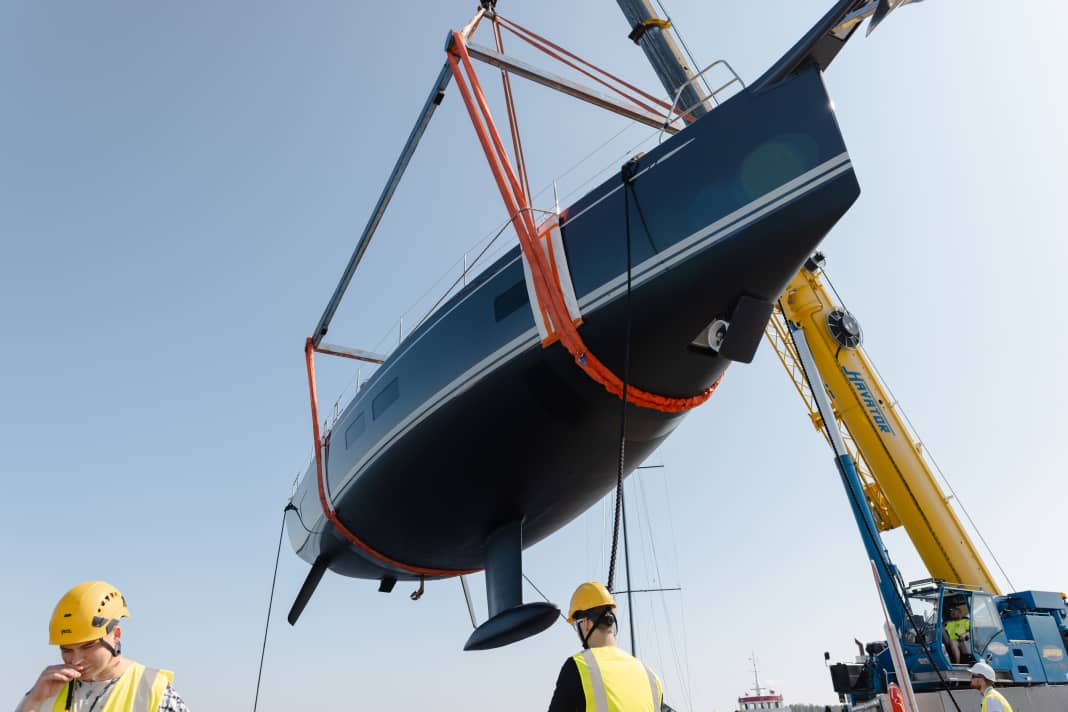 Le nouveau bateau présente un avant assez fin et des lignes pleines à l'arrière.
