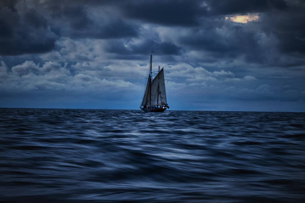 Immergersi nella notte. Navigare al crepuscolo e al buio è un'avventura meravigliosa e porta letteralmente l'equipaggio più lontano.