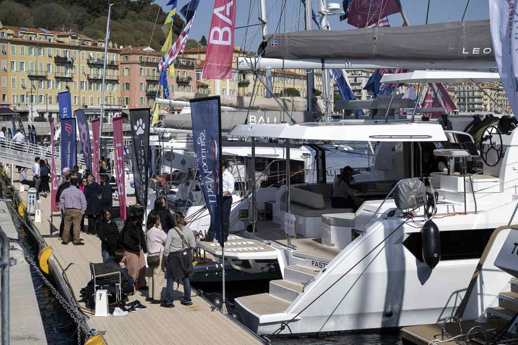 Numerose imbarcazioni, compresi i catamarani, erano disponibili per la visita al molo della fiera.