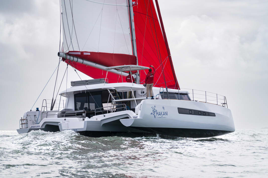 Drei Rümpfe und Flybridge. Der Neel wirkt wuchtiger als der ebenfalls nominierte Outremer 52, verdrängt aber nur unwesentlich mehr