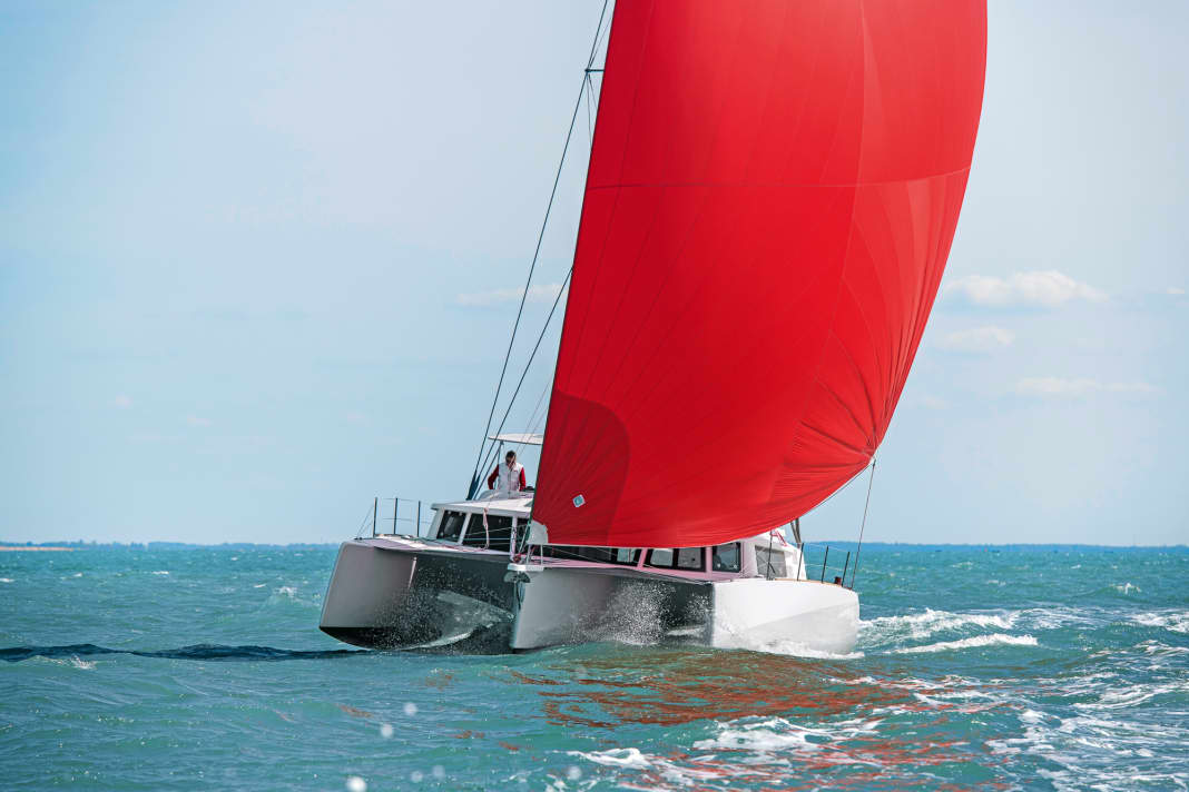 Fast on the road. In windy conditions, the Tri shows its strengths on all courses. The continuous window strip in the cabin superstructure is visually striking