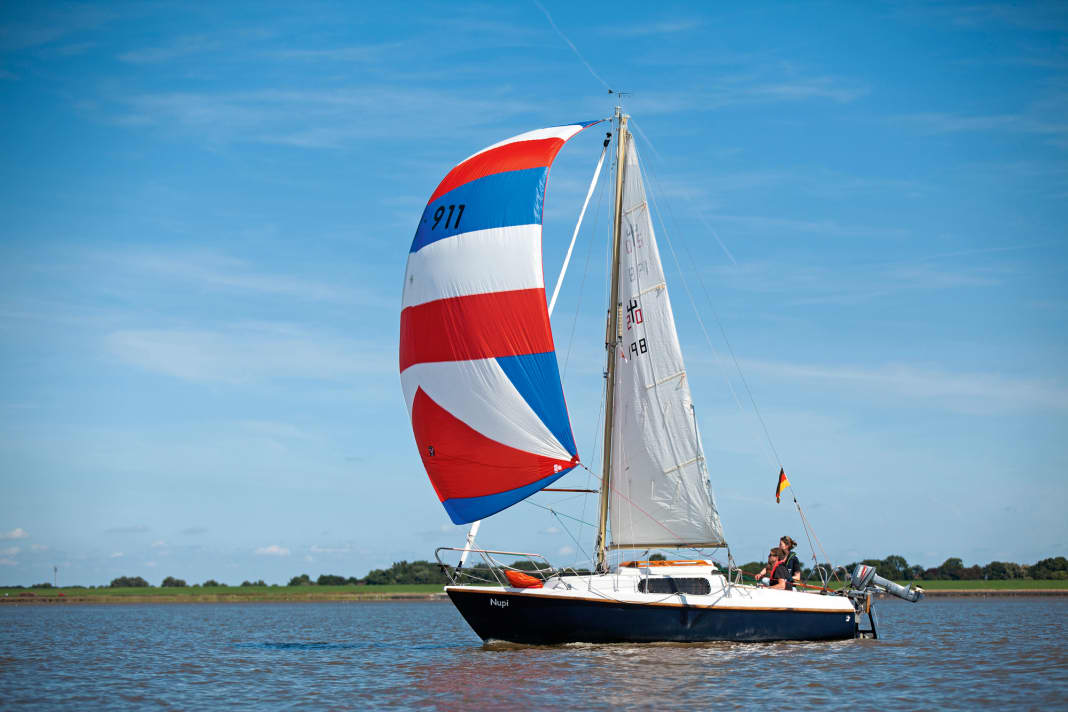 In light breezes, the Neptun 20 sails well under spinnaker. 3 to 4 Beaufort are optimal for the boat, from 5 a reef is necessary