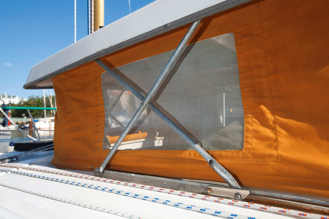 Lifting roof scissors: The lifting mechanism can become rusty if not used for a long time, so it should be oiled occasionally. If the fabric is not removed in winter, it will crack