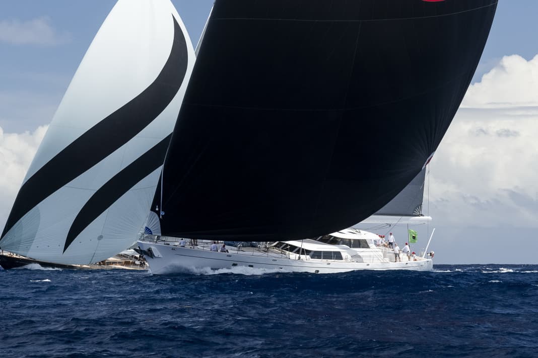 Lors de la régate de Saint-Barth, les départs en kangourou donnent lieu à des rencontres et des changements de position animés. Ici, "Aquarius" (56 m) est au vent de "Hyperion" (47 m), tous deux construits par Royal Huisman.
