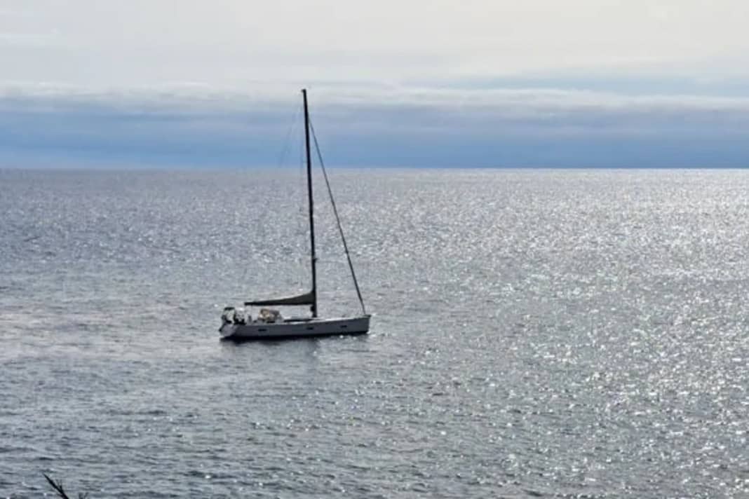 Diese Grand Soleil 54 sank nach dem Zusammenstoß mit einem treibenden Objekt im stürmischen Südatlantik