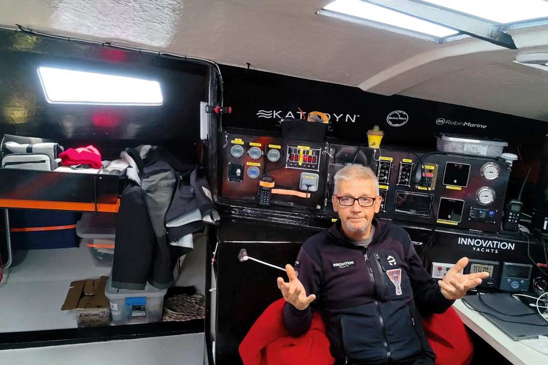 Extreme sailor Norbert Sedlacek in the deckhouse of his Open 60. This is where the navigation equipment, cooking facilities and sleeping quarters are housed. Since the failure of the on-board electronics and the unsuccessful search for the cause of the fault, the 64-year-old Austrian has turned back and is currently west of Ireland, on his way back to Les Sables.
