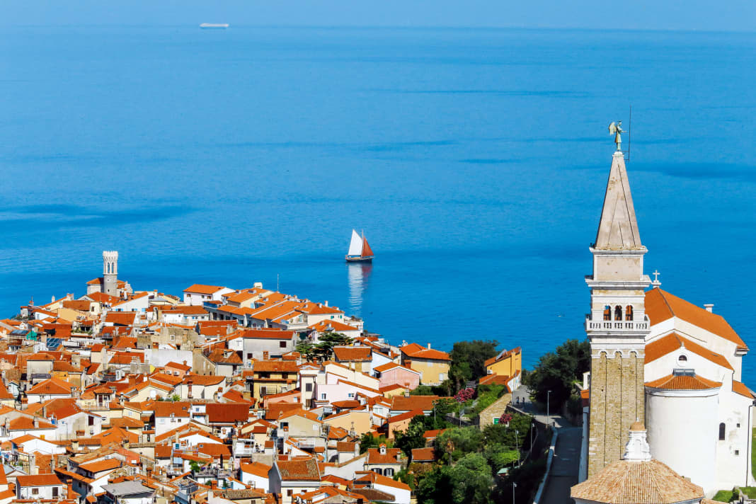 Blick auf die tolle Altstadt von Piran. EU-Bürger können die slowenische Stadt jetzt auch von Kroatien aus ohne Grenz­formalitäten ansteuern