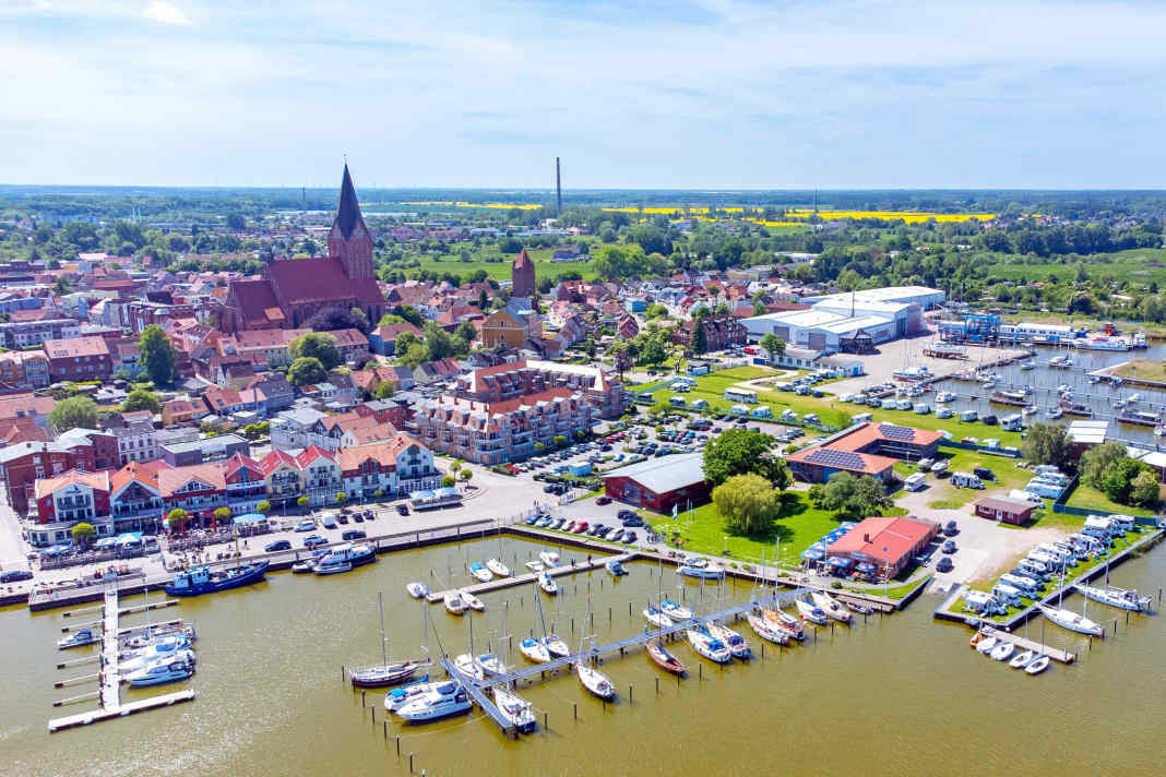Depuis le club de voile de Barth, on rejoint en quelques minutes à pied le centre-ville de Barth, où se trouve la grande église Sainte-Marie.