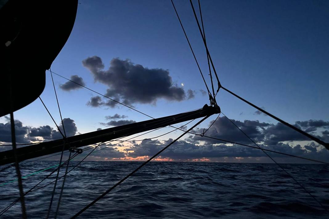 Gestern zeigte sich der Nordatlantik, der die Solo-Skipper bisher mit seinem vermaledeiten Wetter gefordert und gequält hatte, mal von seiner besseren Seite