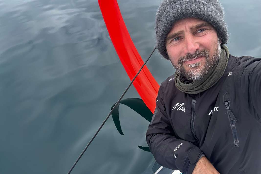 Saluti ad alta tensione: da diversi giorni Boris Herrmann è impegnato in un duello a distanza con Charlie Dalin alla Vendée di New York. Quest'ultimo dovrebbe tagliare il traguardo questa sera.