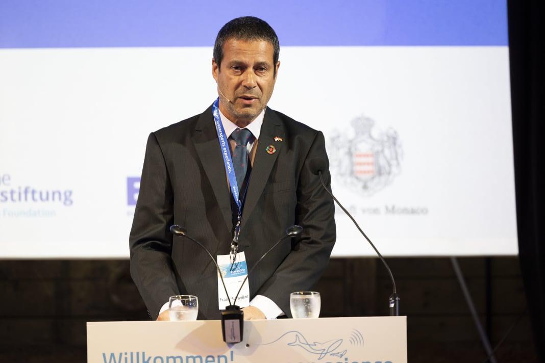 Frank Schweikert ha dato il via all'inaugurazione della mostra della sua "German Ocean Foundation".