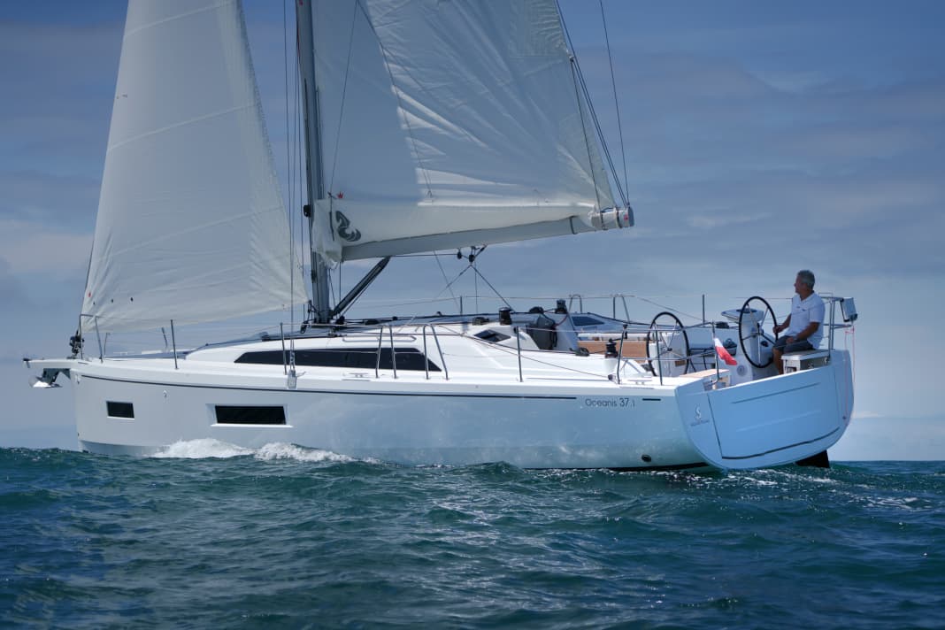 Un langage des formes modéré, beaucoup de volume, une construction simple. L'Oceanis 37.1 est un bateau de croisière moderne et rectiligne, sans fioritures.