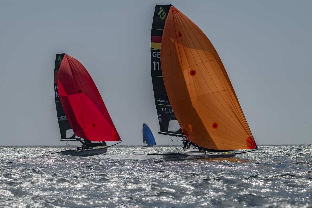 Richard Schultheis e Fabian Rieger sono in testa alla classifica della classe 49er nella prima grande prova olimpica, dopo dodici regate e a due giorni dalla conclusione.