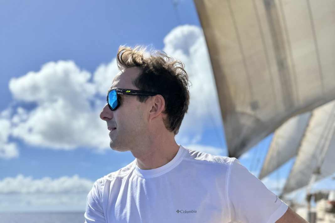 Avec les lunettes Julbo Shield Ocean Master Spectron HD Polarized, la lecture des écrans ne pose aucun problème malgré le filtre polarisant.