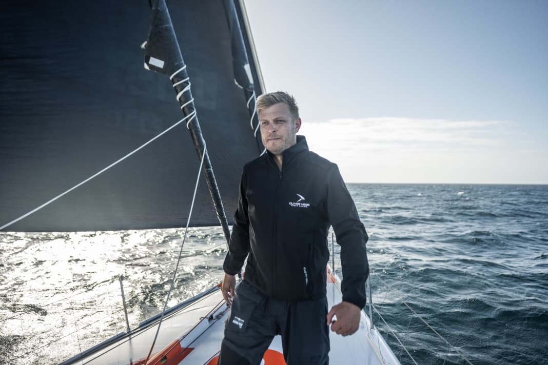 Der 35-jährige Deutschschweizer auf dem Bug seines Imoca