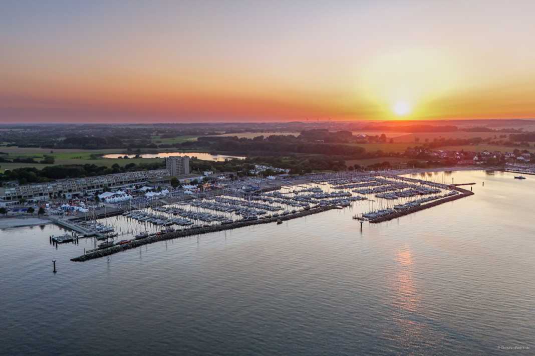 Elle voit le centre olympique de Schilksee d'en haut.