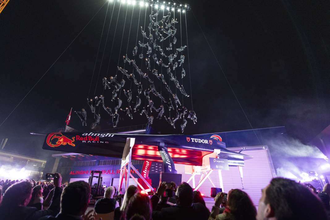 L'équipe suisse de l'America's Cup a donné un spectacle incroyable lors du dévoilement de son nouveau voilier de course.