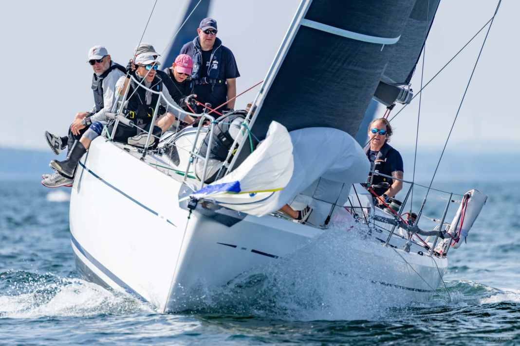 Die Crew der „patent 4“ freute sich über die perfekten Segelbedingungen an Tag zwei der Travemünder Woche.