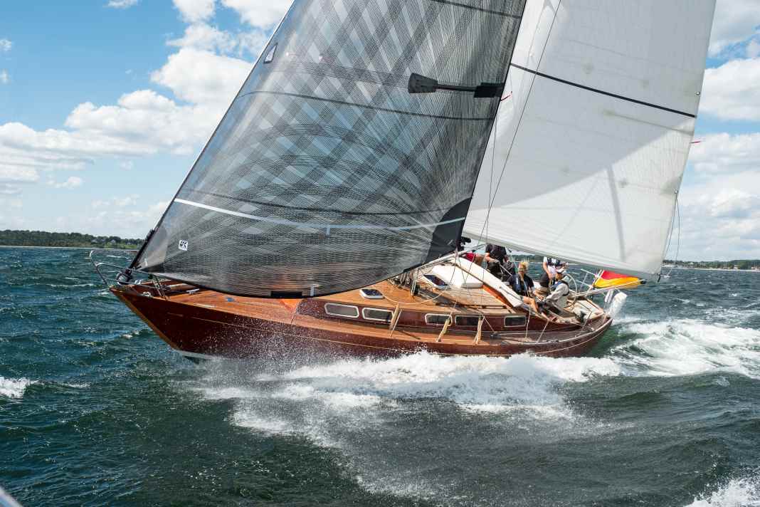 Bien entretenu. Visuellement, le monotone a toujours été au top. Avec une nouvelle épine dorsale et une nouvelle quille, le bateau navigue aussi bien qu'il en a l'air.