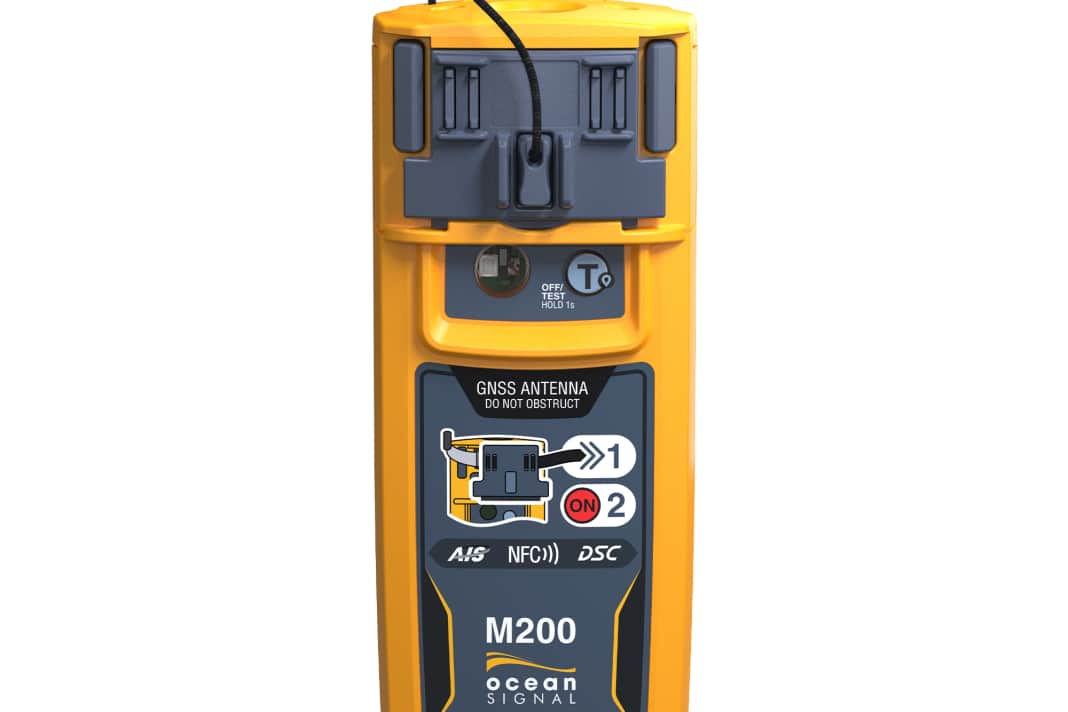 Der Safesea M200 ist kompakt und passt in die Rettungsweste