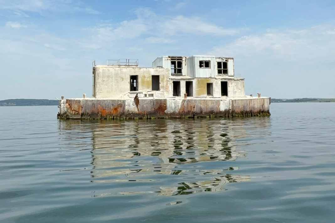 La piattaforma artificiale di Ostervilm, situata nel Bodden di Greifswald, a est dell’isola di Vilm e a circa tre miglia nautiche dal porto di Lauterbach, sull’isola di Rügen. L’ex impianto di smagnetizzazione della Marina popolare della DDR necessita di un intervento di risanamento. Due appassionati intendono occuparsene; è possibile sottoscrivere quote per un valore di 999 euro.