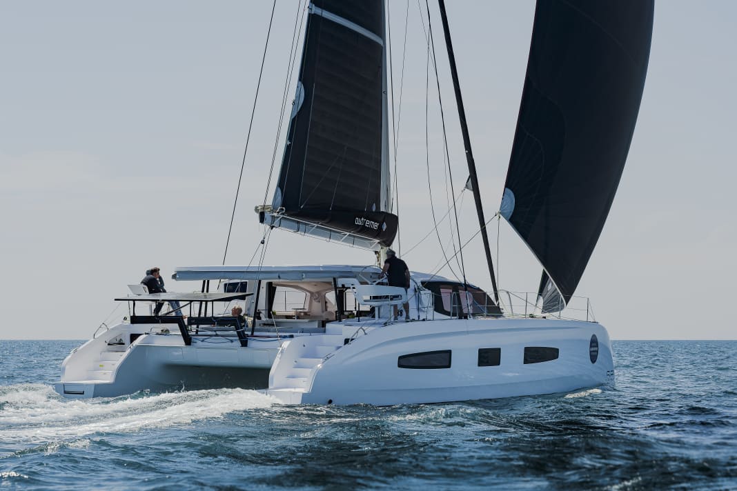 Comme une voiture de sport surbaissée. L'Outremer 52 est relativement large, mais le franc-bord reste modérément élevé.