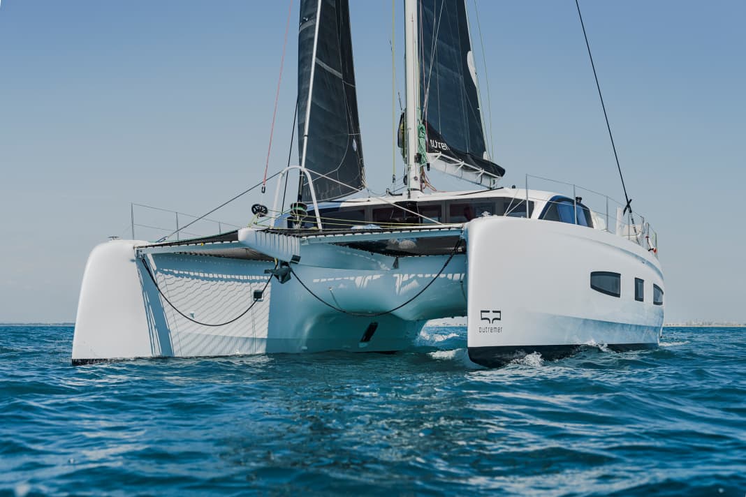 Outremer 52: This model developed by VPLP incorporates the concentrated experience of the market leader for performance catamarans. According to the data and first impressions, it is a promising synthesis, combining the best of the Outremer 51 and 55 in one boat. The 52 proved what it can do in the YACHT test, which will be published shortly: sail 200-metre times with ease and spoil the crew with every comfort. Hull length 15.73 m; beam 7.90 m; draught 0.95 m; weight 12.5 tonnes; sail area 135 m2; sail carrying capacity 5.0; ex-shipyard price 1,428,000 euros