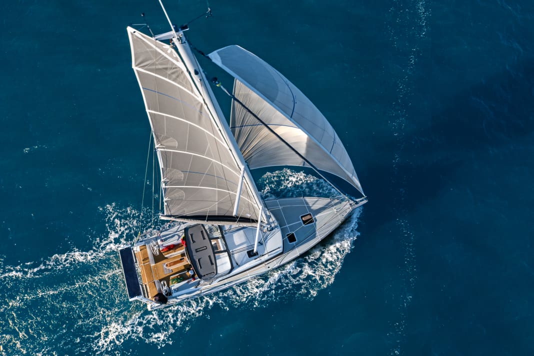 A clear commitment: The construction is unconditionally designed to maximise volume. The bird's eye view emphasises the corpulent foredeck