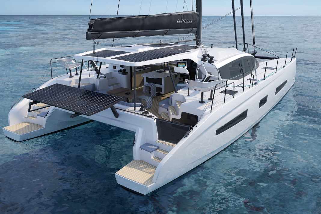 La bôme est conduite juste au-dessus du toit de la cabine. Il est facile de hisser la grand-voile dans les lazybags.