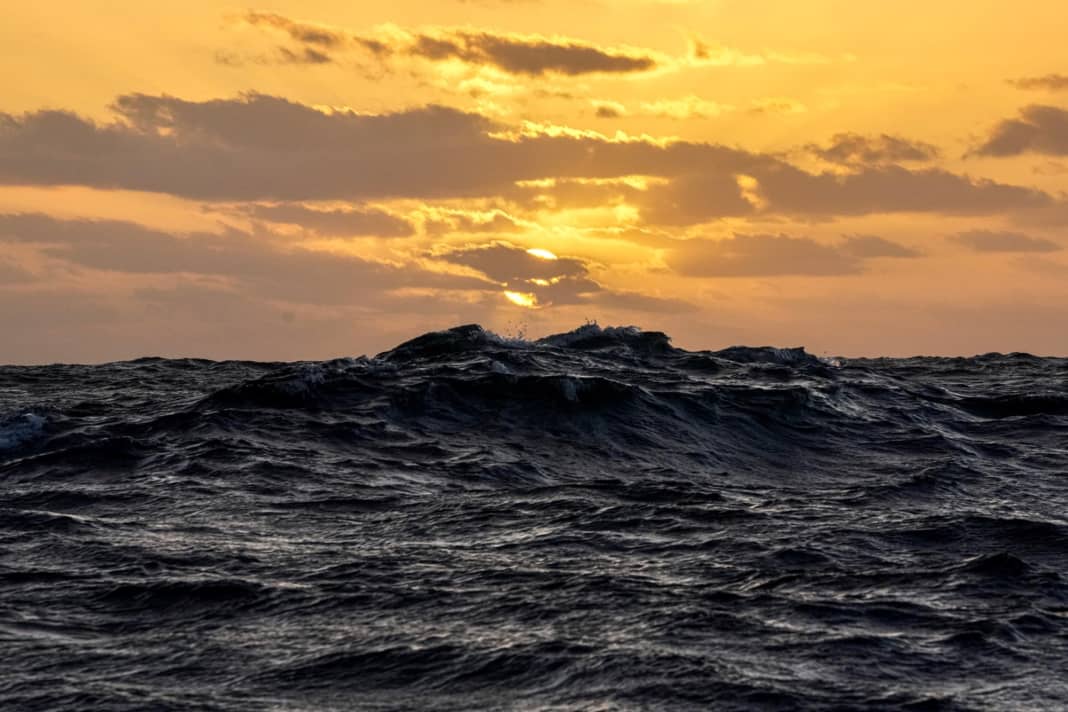 Anche l'Oceano Meridionale può offrire questi panorami dorati. Tuttavia, il colore predominante dell'Oceano Meridionale è il grigio.