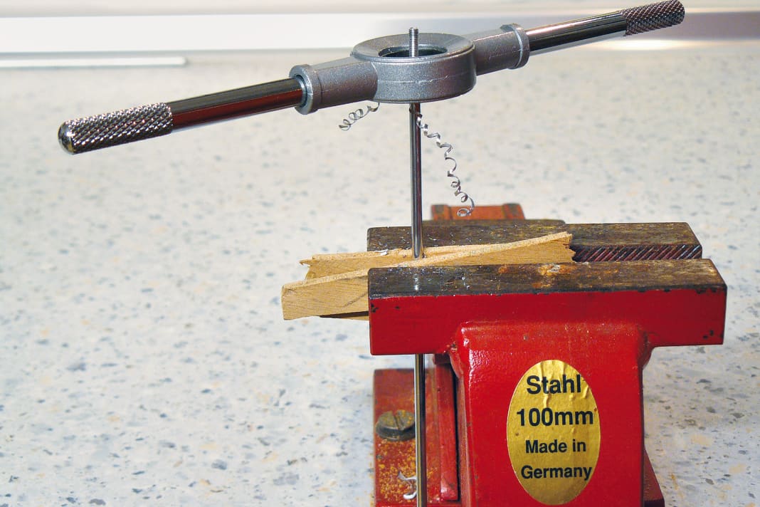 Entweder es werden Aluminiumschrauben verwendet oder ein Gewindebolzen in Eigenregie geschnitten
