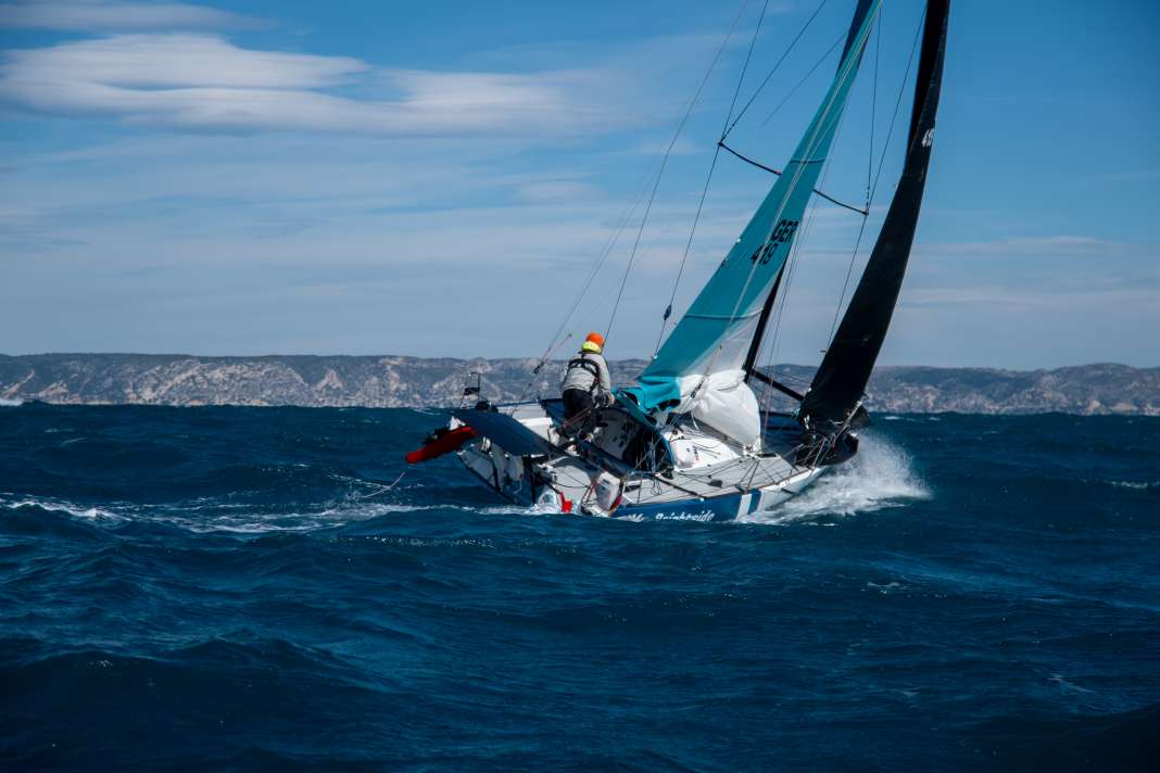 Statt der ersten Solo-Regatta segelt Mini-6.50-Newcomer Jannes Llull eine der Qualifikationen für Transat 2027.