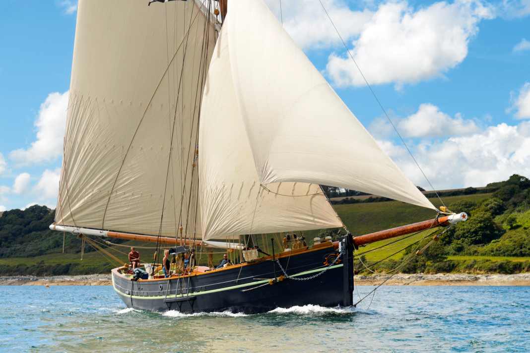 Imposantes Bild: die „Pellew“ vor ihrem Heimat­hafen Falmouth. Hier segelte einst auch ihr Vorbild