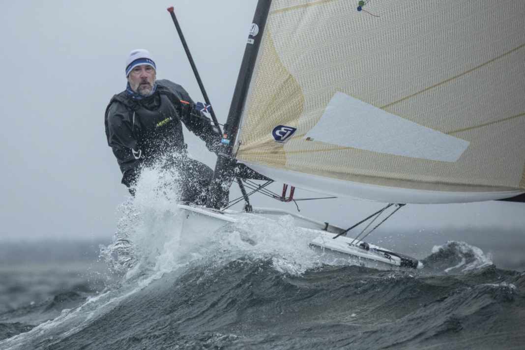 Finn-Segler Michael Perband bei einem Ritt auf der am Samstag ruppigen Warnemünder-Woche-Welle.
