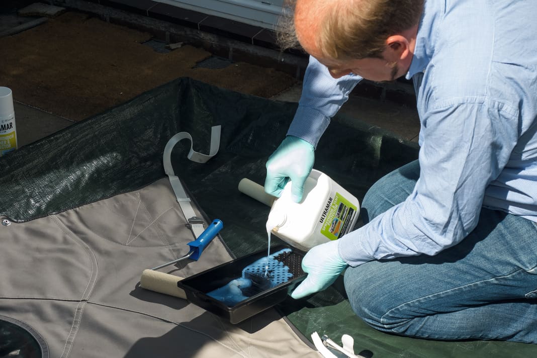 The impregnation can be sprayed, brushed or rolled on. It is best to start on the inside