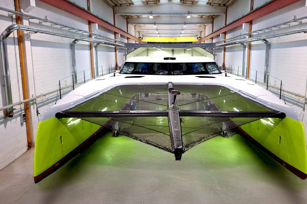 With Longeron, the Persico Cat 72' measures 24.10 metres in length. The width is 9.50 metres. The displacement of the Nomex carbon construction is said to be 21.5 tonnes in race mode.