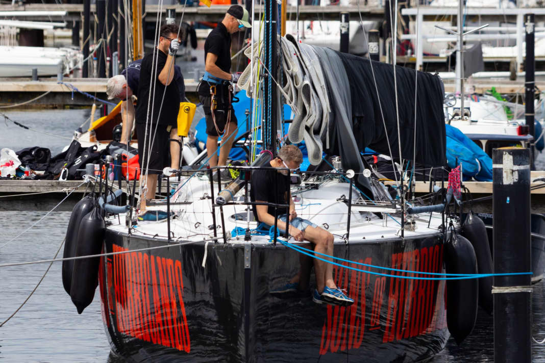 L'equipaggio norvegese del Sinergia 40 "Sons of Hurricanes" prima dell'inizio del Campionato del Mondo a Kiel - con il nome della barca forse più appropriato per la partenza in tempesta