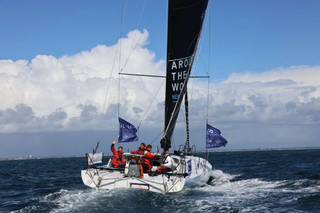 Au revoir, Lorient ! Pour Lennart Burke et Melwin Fink, le premier tour du monde à la voile a commencé.