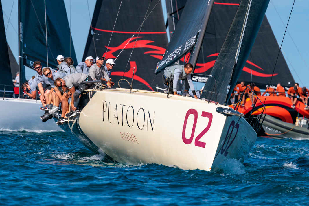 Das Boot und die stärkste Rivalin im Griff: Harm Müller-Spreer und sein Team auf "Platoon Aviation" haben die Saisonmeisterschaft der 52 Super Series gewonnen. Der Eigner und Steuermann, Taktiker Vasco Vascotto und die Crew ließen der Jägerin "Sled" (Bugnummer 05) keine Chance, noch einmal heranzukommen.