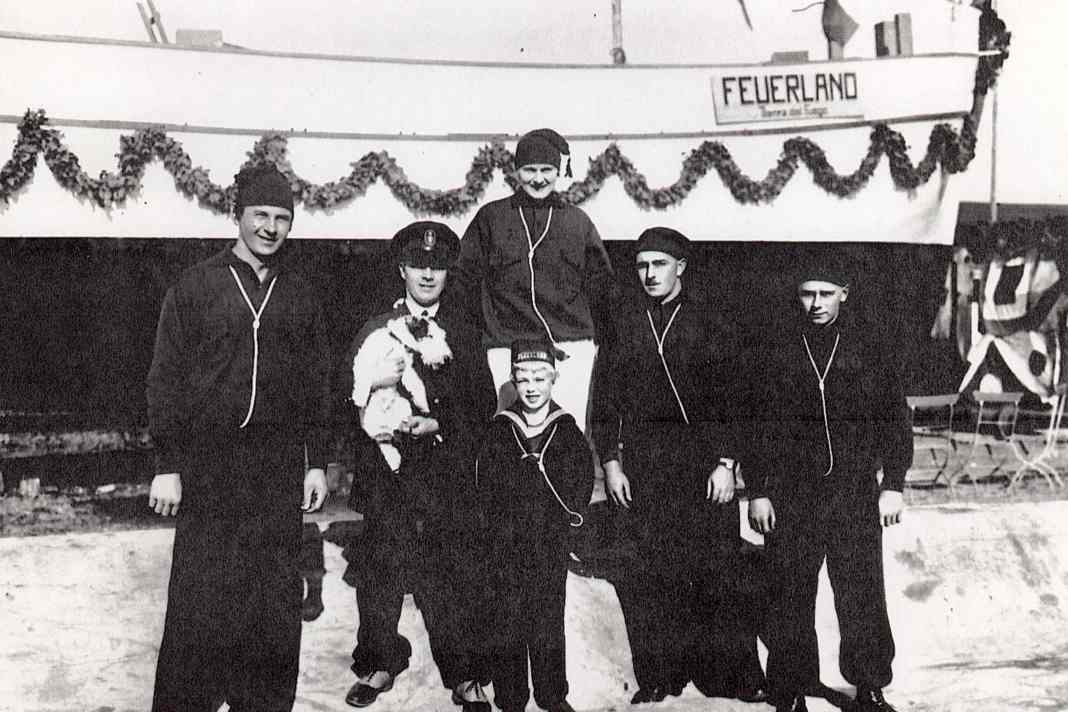 100 years since Gunther Plüschow’s arrival in Tierra del Fuego. Engineer Josef “Seppel” Schmitt can be seen on the far left of the picture.