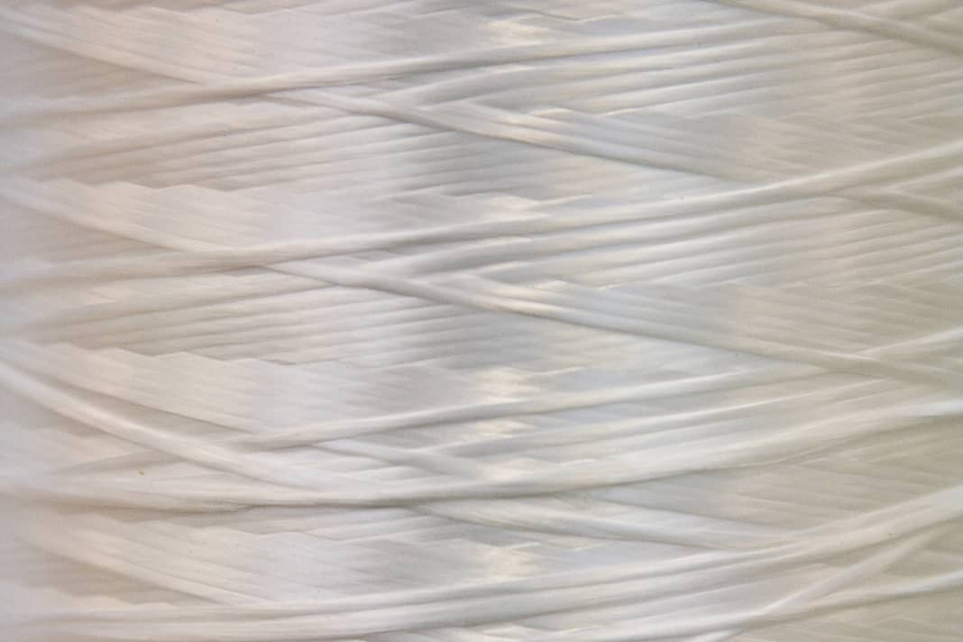 Polyester: Polyesterfasern sind wegen guter UV-Beständigkeit und Knickunempfindlichkeit langlebig. Dacrongewebe hat aber recht viel Reck