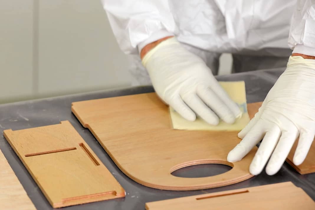 Smooth sanding: Before coating, the wood should be finely sanded, then dedusted well, otherwise the dirt will stick to the resin.