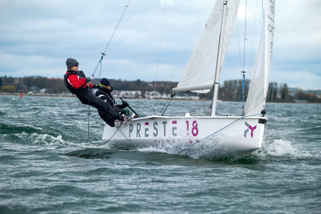 Das Trapez kann für aufrechteres und schnelleres Segeln sorgen, ist aber kein Muss. Die lange Kante bietet guten Stand