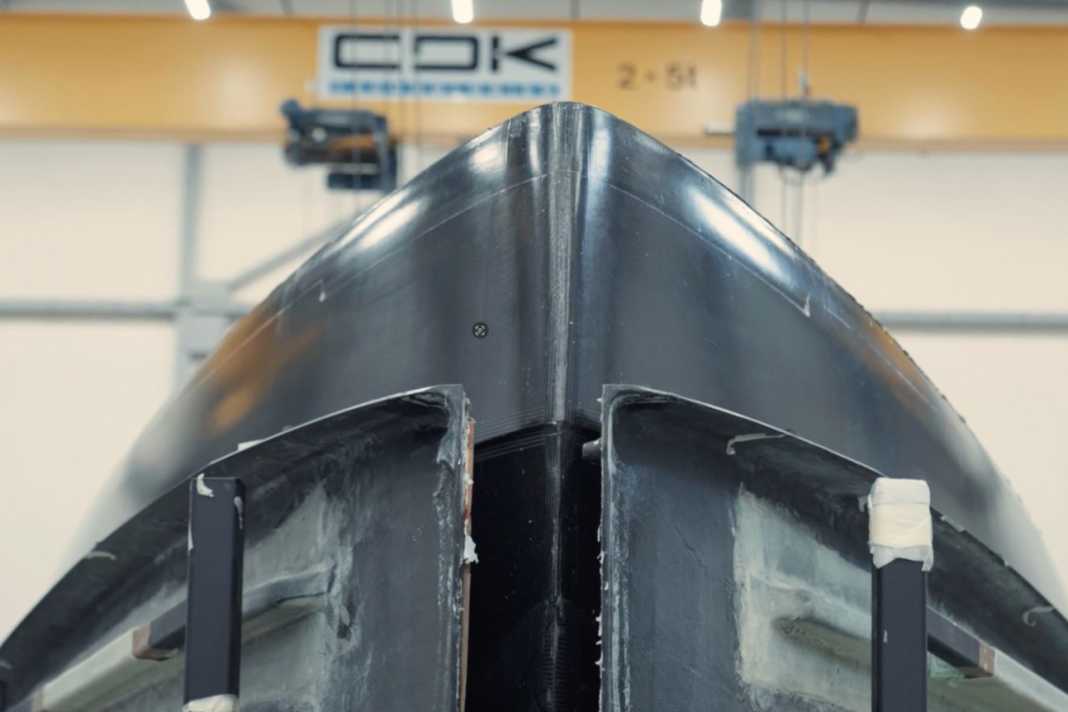 Demoulding! Boris Herrmann is already in love with the "aggressive lines" of the new "Malizia 4", which is shown here with its bow nose peeking out of the mould.