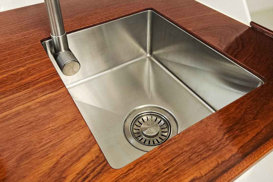 Der Wasserhahn mit der passenden Spüle, ebenfalls vom Hersteller